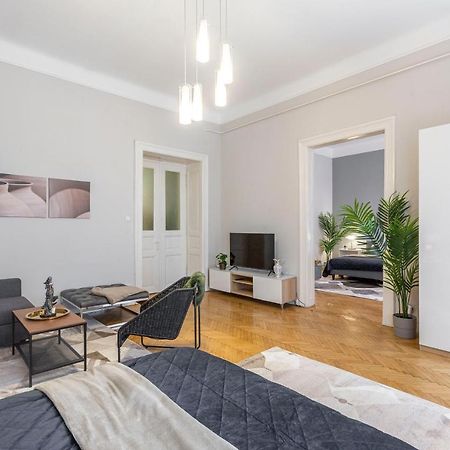 Spacious & Cozy Downtown Apartment With Balcony บูดาเปสต์ ภายนอก รูปภาพ