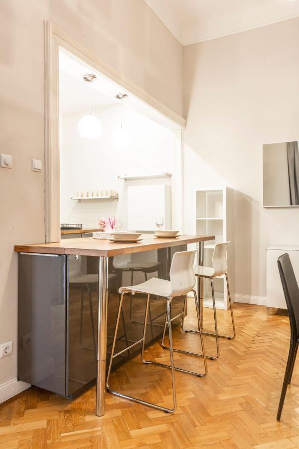 Spacious & Cozy Downtown Apartment With Balcony บูดาเปสต์ ภายนอก รูปภาพ
