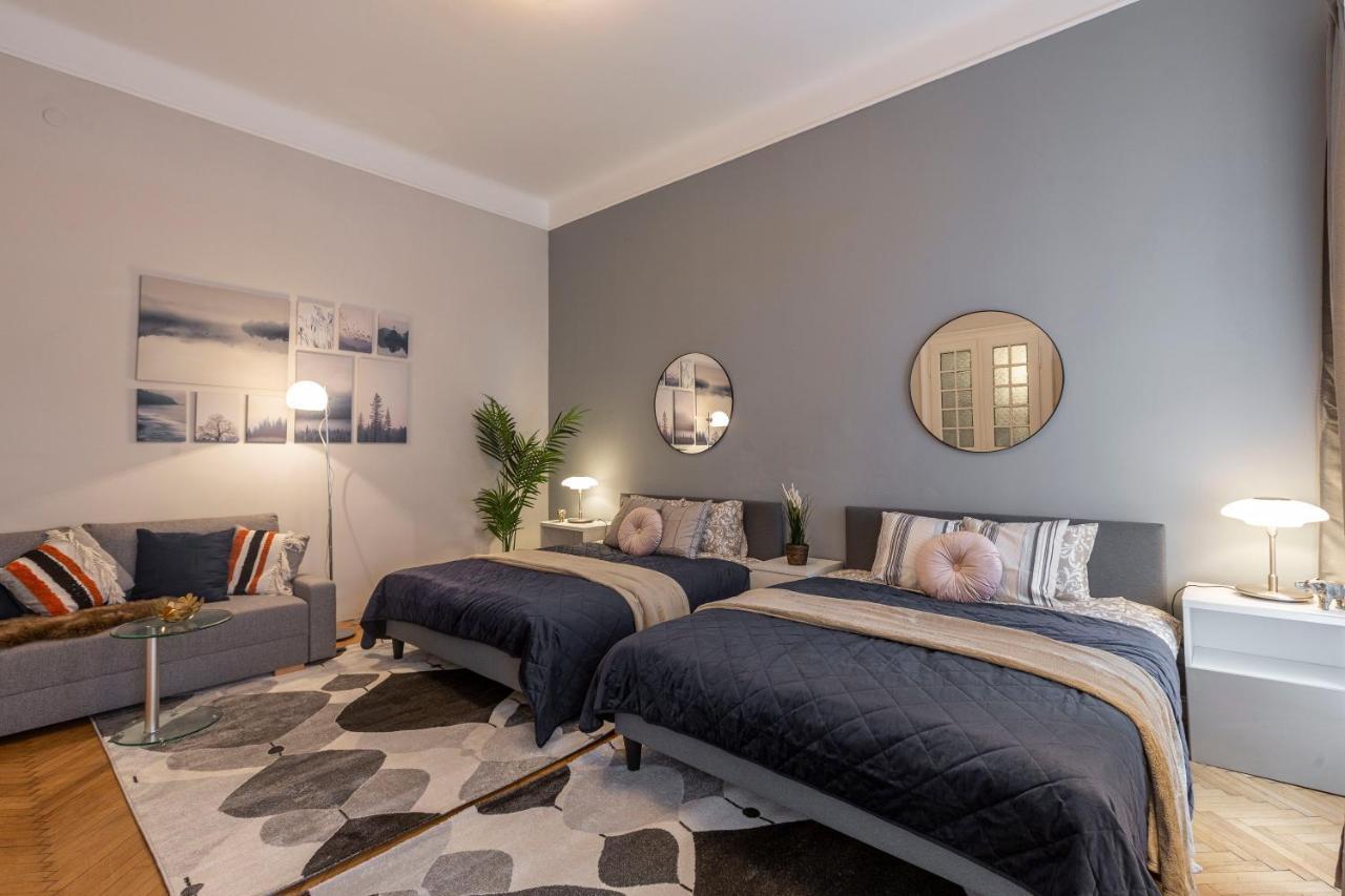 Spacious & Cozy Downtown Apartment With Balcony บูดาเปสต์ ภายนอก รูปภาพ